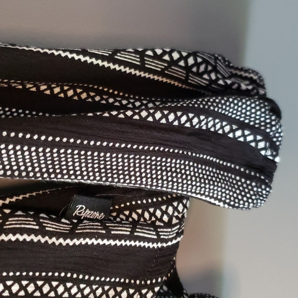 ⭐️3/$35 Ripzone Top - Picture 5 of 6